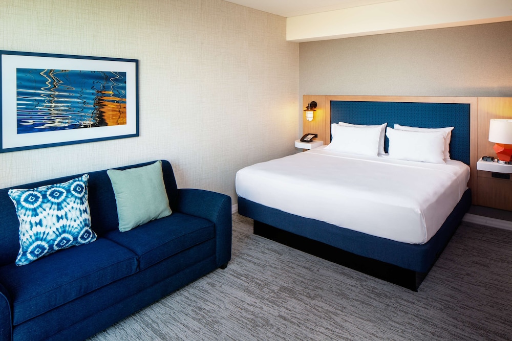 Premium Room, 1 King Bed with Sofa bed (Water View) thumbnail 5