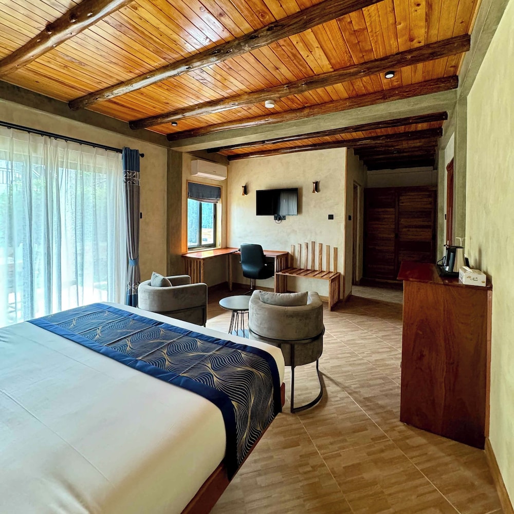 Comfort Double Room, 1 King Bed, Non Smoking, Pool View