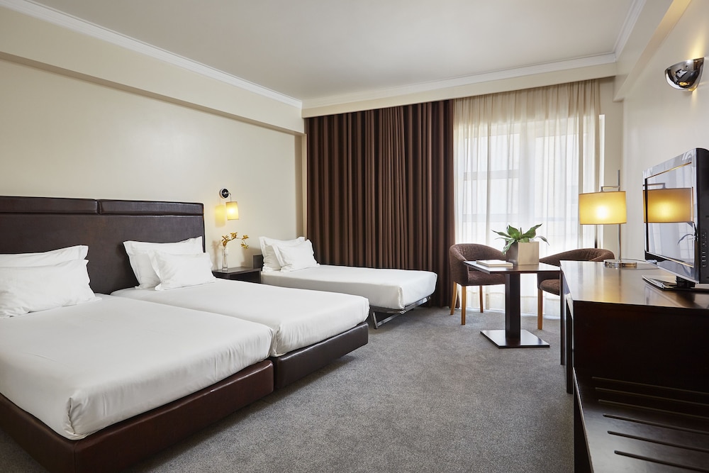 Twin with Extra Bed - Photo 1