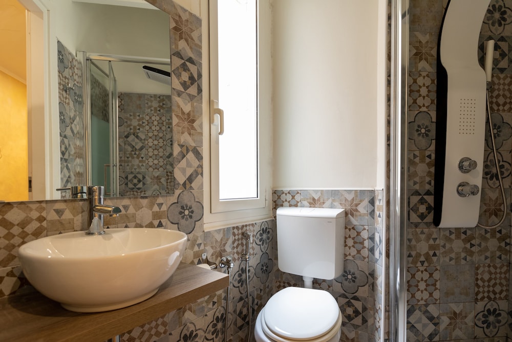 Classic Triple Room - Outdoor bathroom shared with one room photo 3