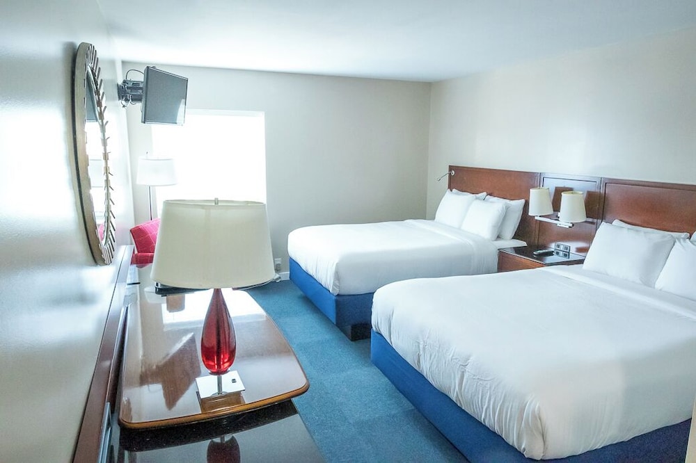 Standard Room, 2 Queen Beds, Balcony, Pool View photo 2