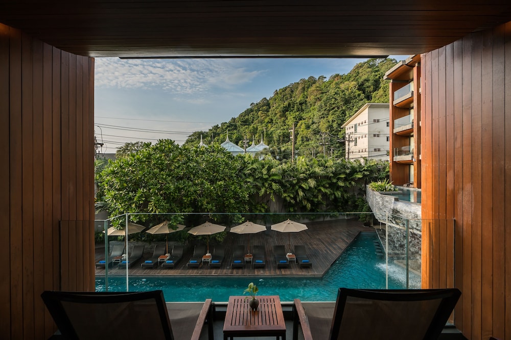 Pool View Jacuzzi Deluxe - Hillside - Photo 3