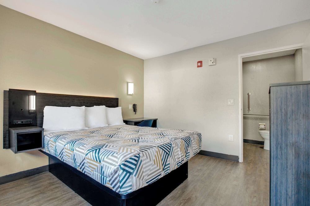 Premium Room, 1 Queen Bed, Non Smoking, Refrigerator & Microwave photo 1