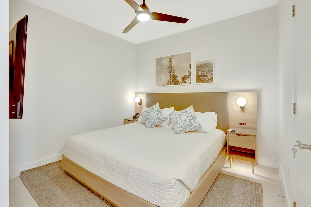 Executive Condo, City View photo 3