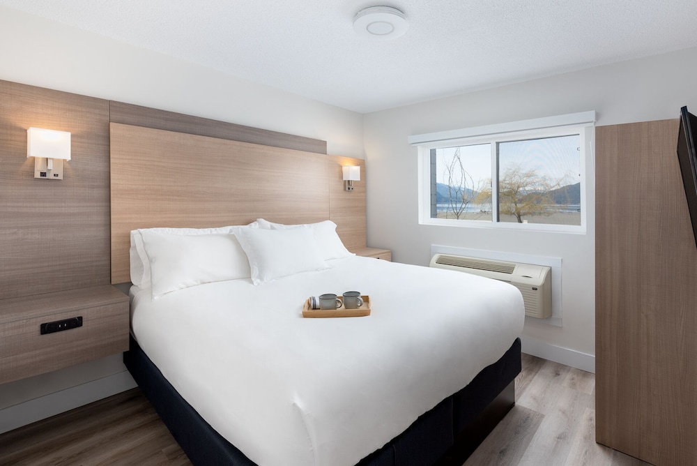 Honeymoon Suite Lake View with Kitchen photo 2
