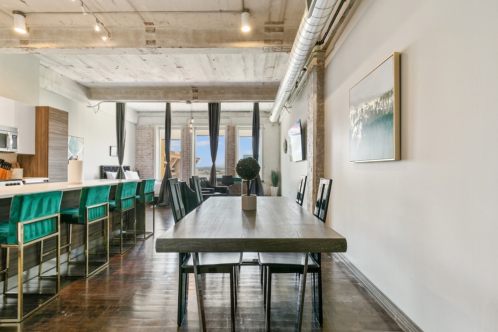 Signature Loft, 3 Bedrooms, 2 Bathrooms, City View - Photo 11