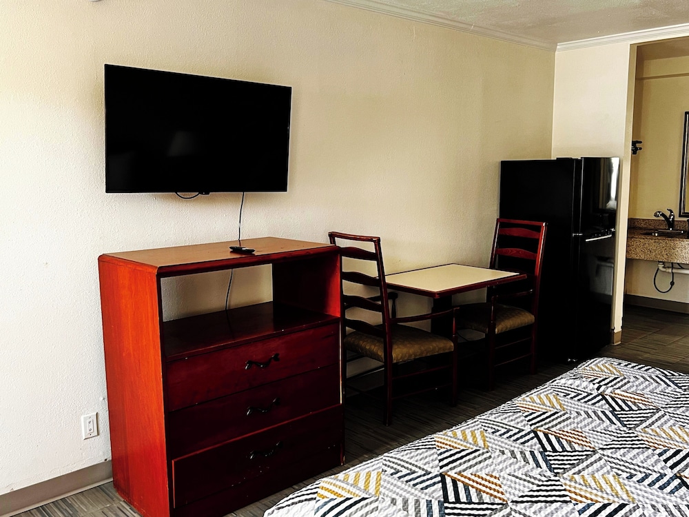 Standard Room, 1 King Bed, Non Smoking, Kitchen - Photo 6