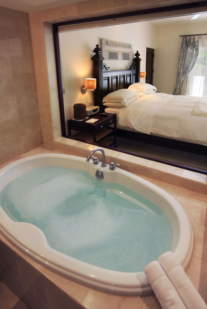 Junior Suite, Lanai, Oceanfront - Photo 6