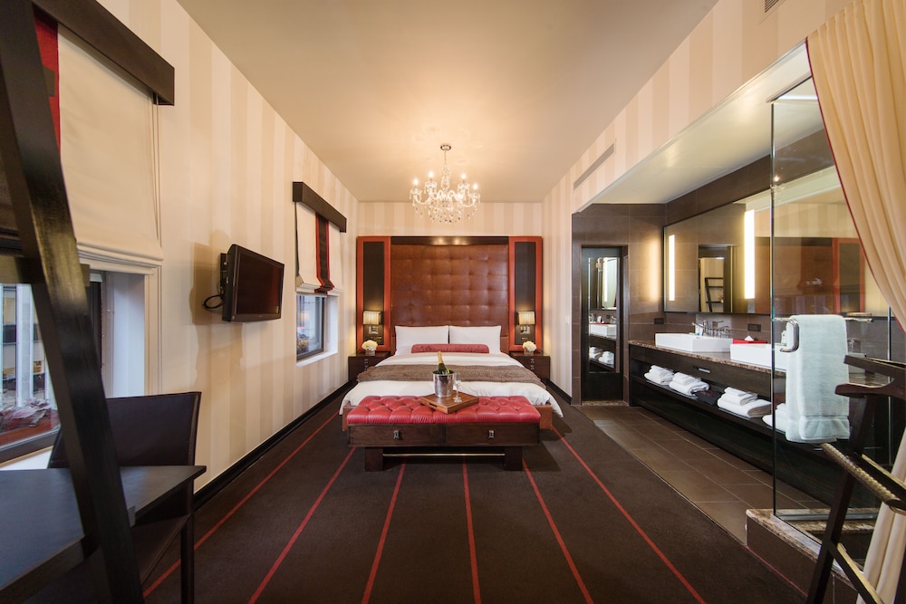 Suite, 1 King Bed thumbnail 6