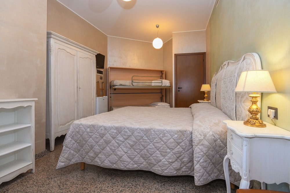 Classic Quadruple Room, Ensuite photo 1