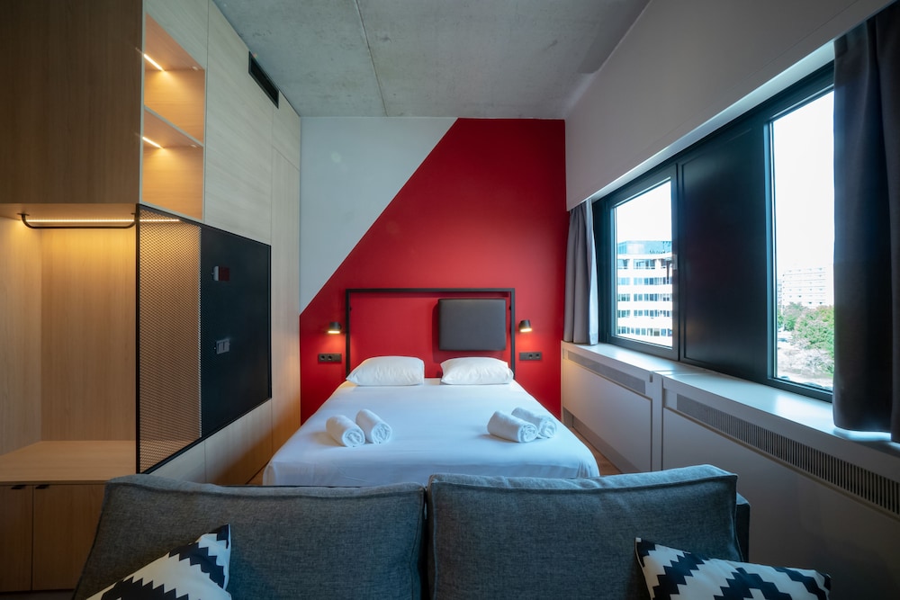 Deluxe Studio Suite, 1 Double Bed, City View photo 3