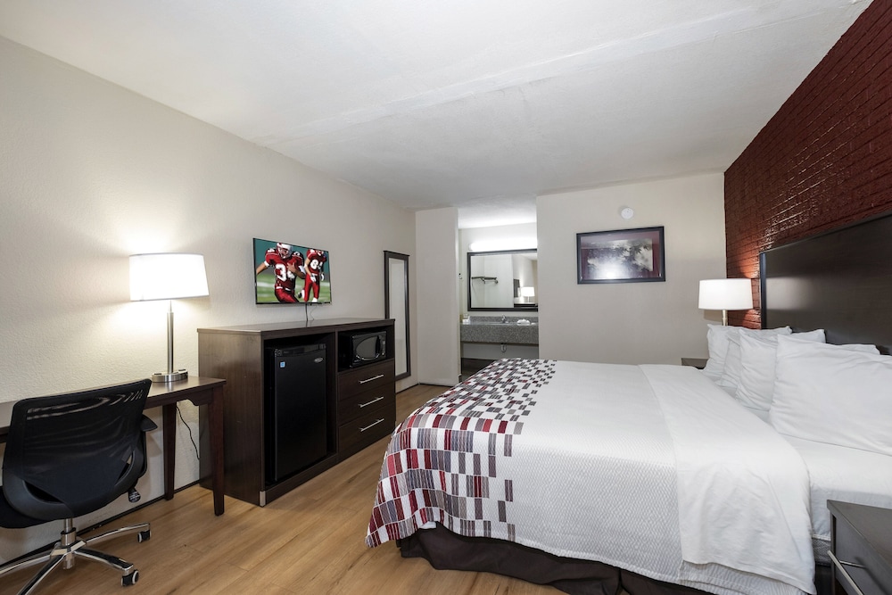 Deluxe Room, 1 King Bed, Non Smoking - Photo 3