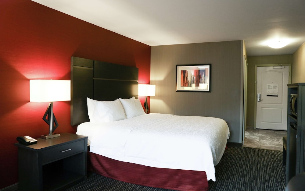 One king bed nonsmoking - Photo 2