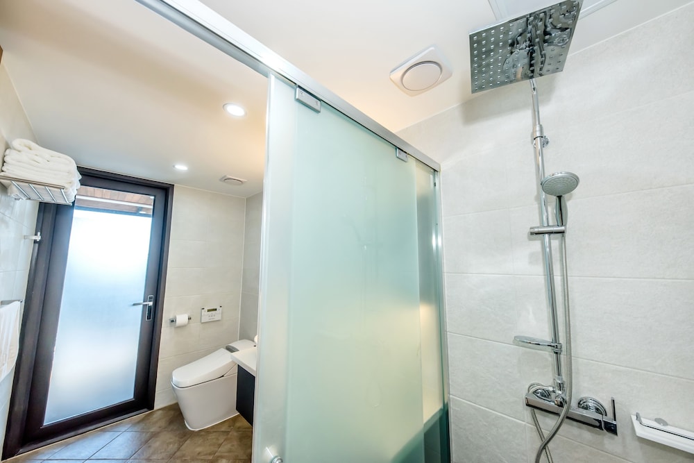Deluxe Garden with Jetted Tub photo 2