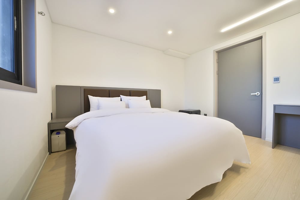 Premier Suite - Two Samsung 70" Smart TVs Included - Photo 2