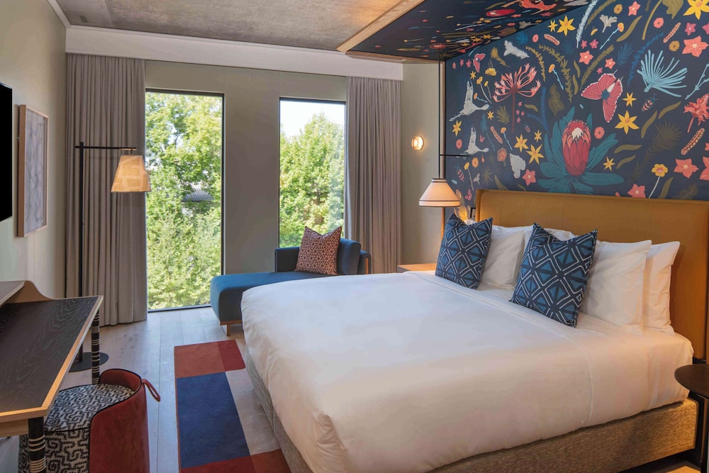 Basic Room, 1 King Bed