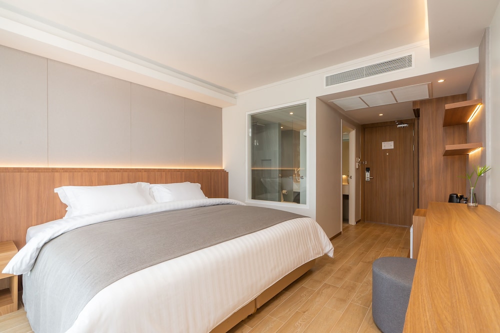 Deluxe Room - Photo 6