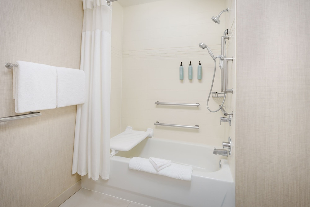 Studio, 1 King Bed (Mobility/Hearing Accessible, Tub) - Photo 3