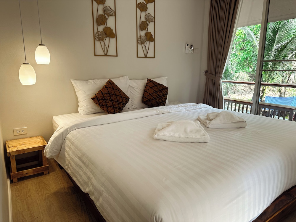 Deluxe Room, 1 King Bed photo 1