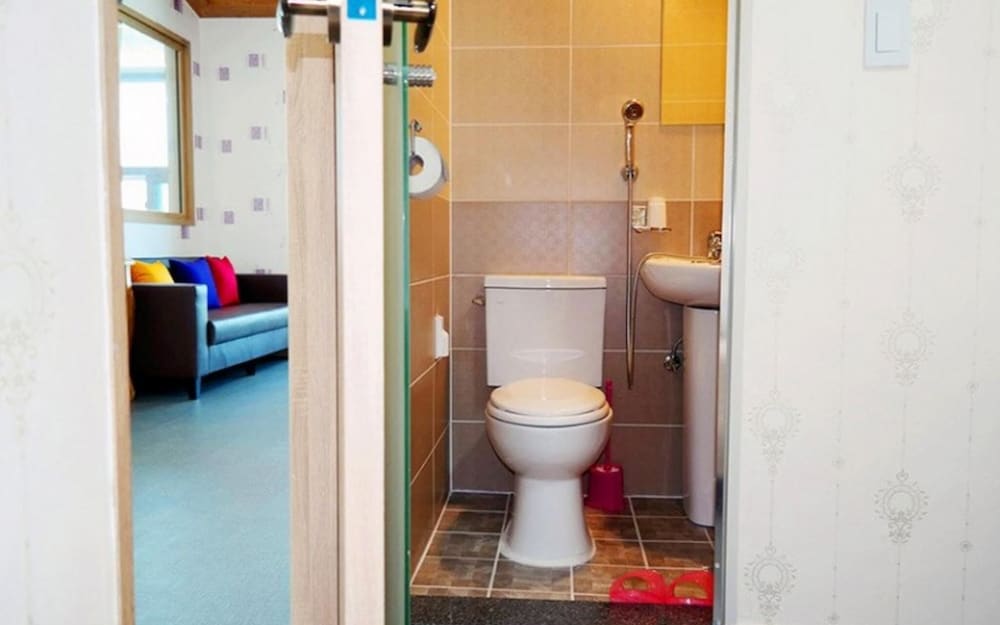 Room (Building 4 Room 202 (seawater pool hi)