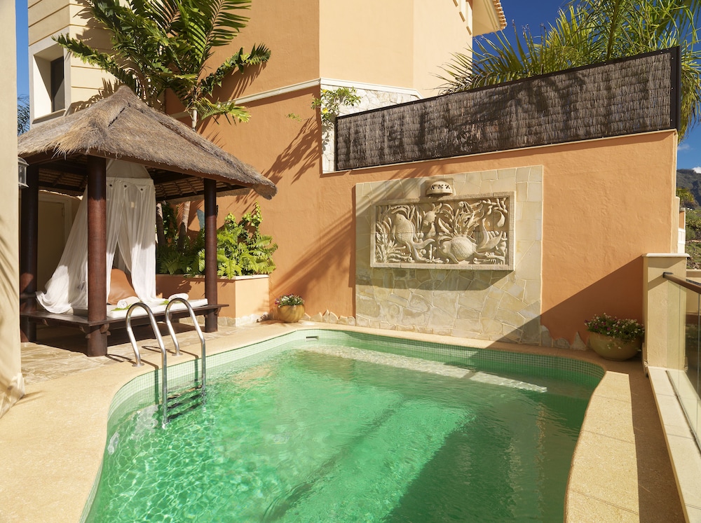 2 bedroom Majestic Villa (with private heated pool)