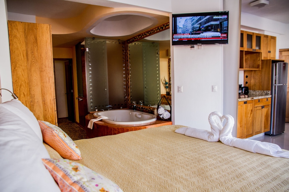 Deluxe Suite, City View