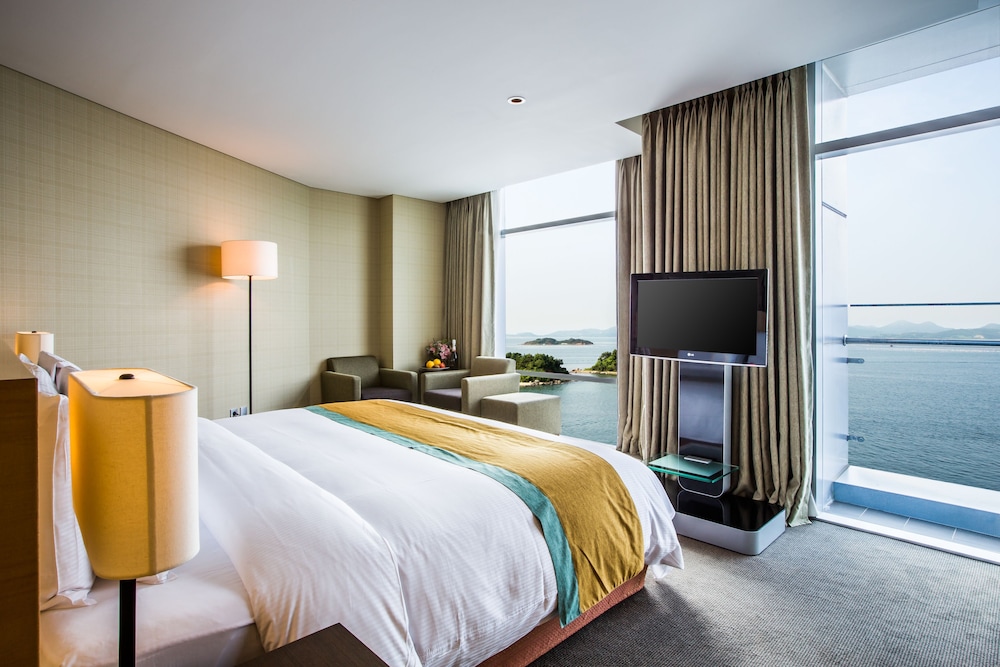 [Sweet Suite Package] Bay Suite  - Chicken, Shrimp & Ricotta Cheese Salad + 2 Highballs