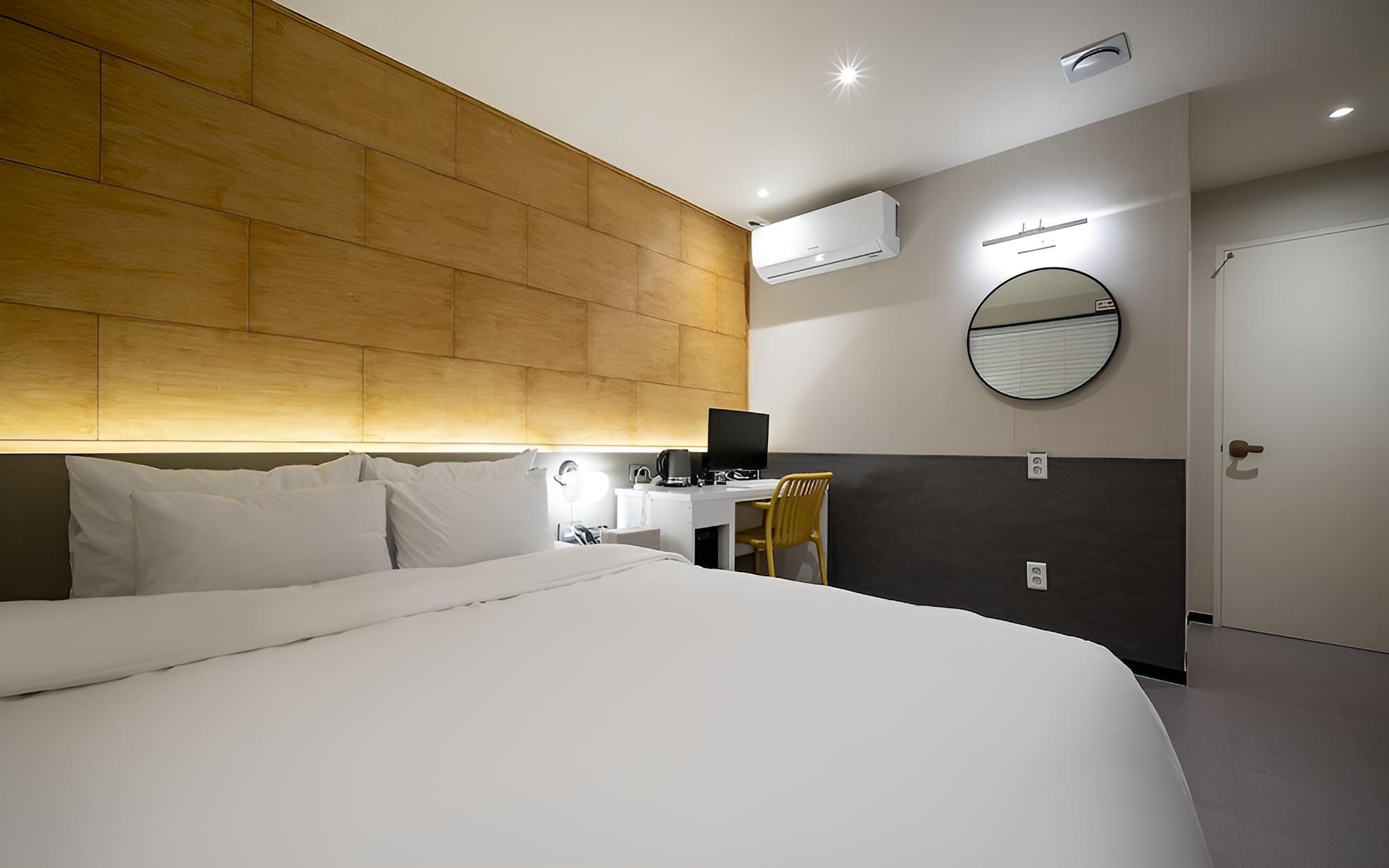 Room (Premium (Non-smoking)(OTT)) - Photo 24