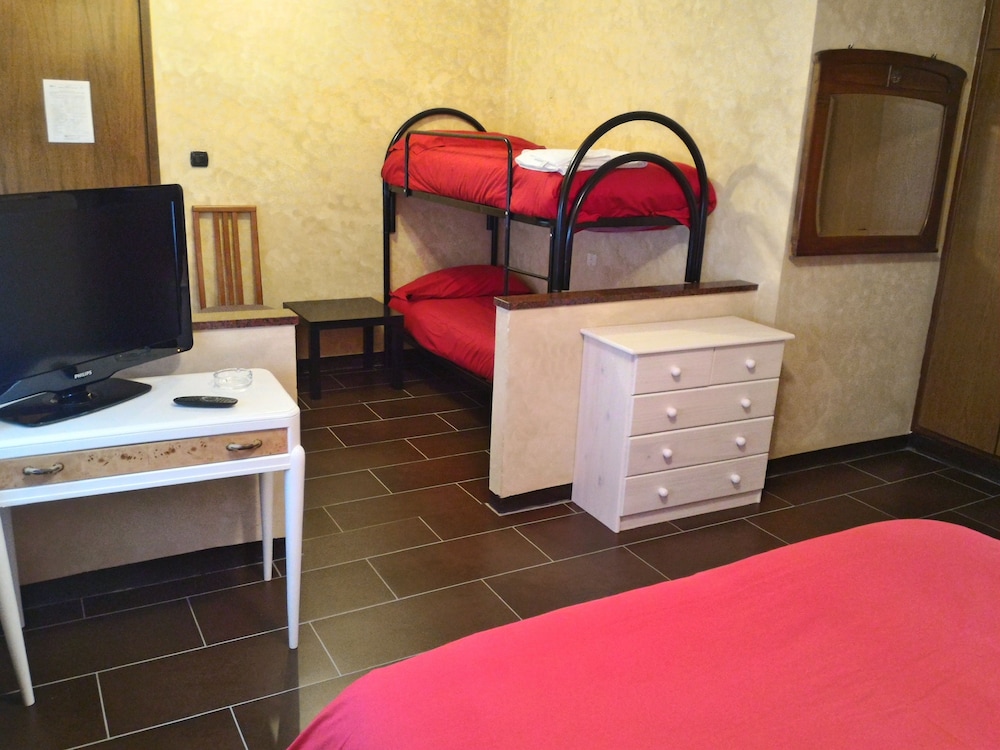 Quadruple Room, Multiple Beds, Private Bathroom photo 2