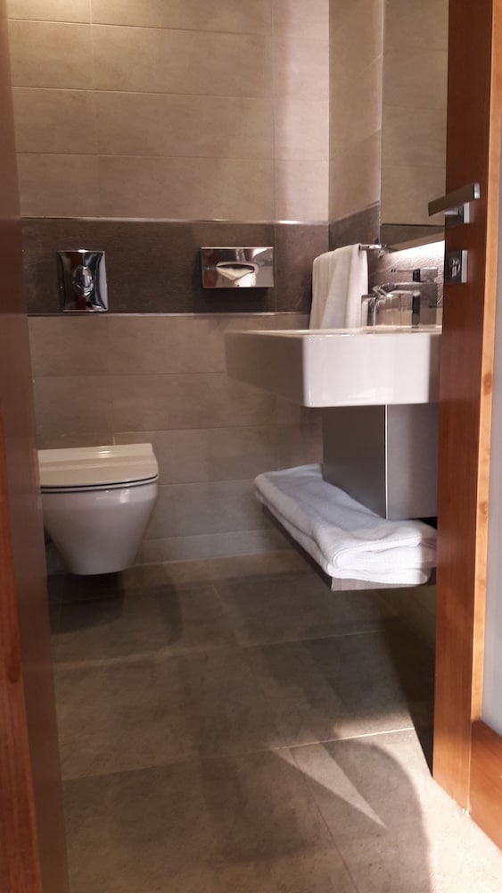 Suite, River View - Photo 3