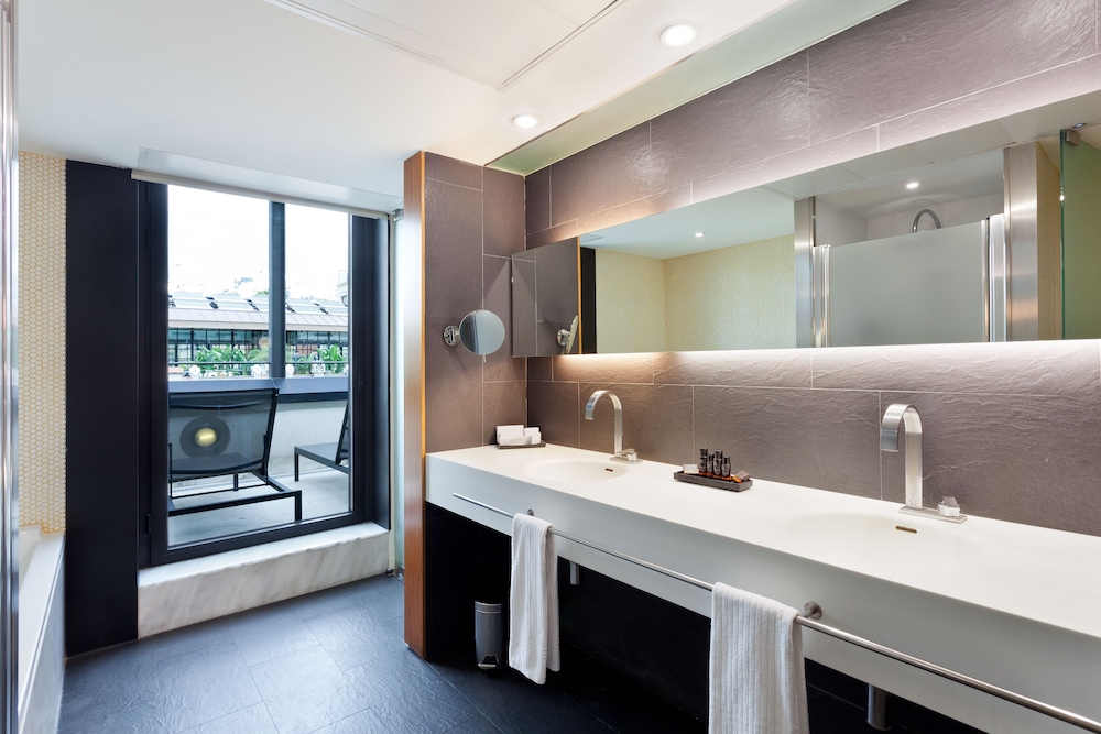 Executive Room thumbnail 6