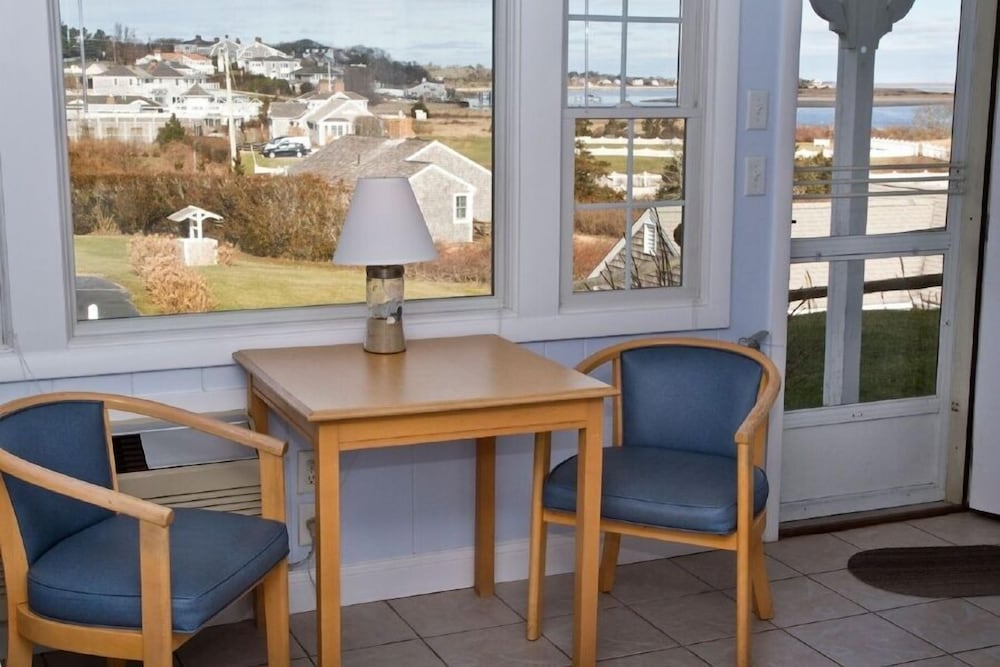 Deluxe Efficiency, Two Single Beds, Ocean View photo 1