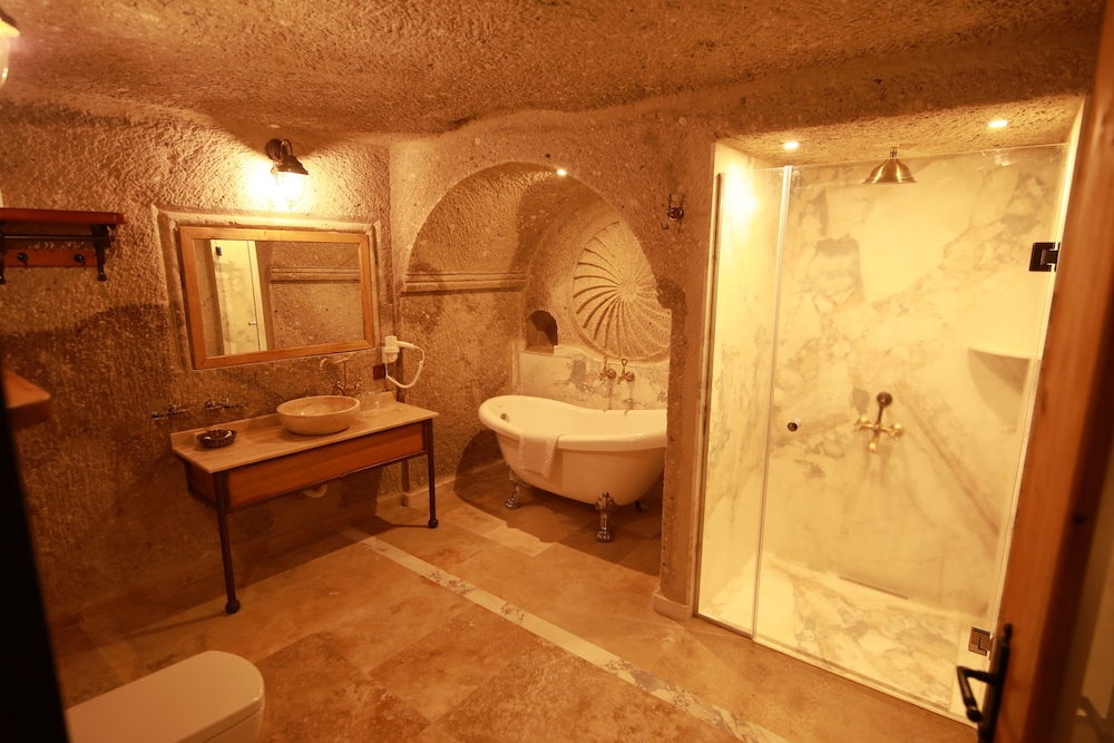 Standard Suite - Photo 11