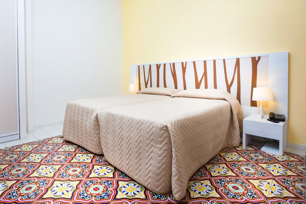 Standard Double Room, 1 Double or 2 Twin Beds, Balcony, Partial Sea View - Photo 8