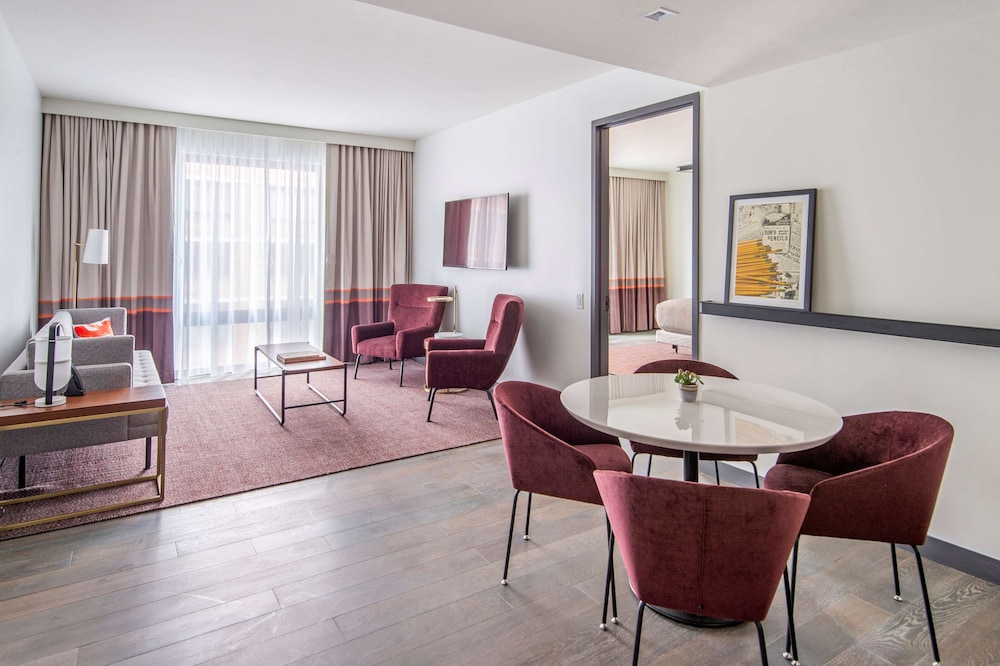 Suite, 1 King Bed, Accessible (Roll-In Shower, Mobility & Hearing) - Photo 6