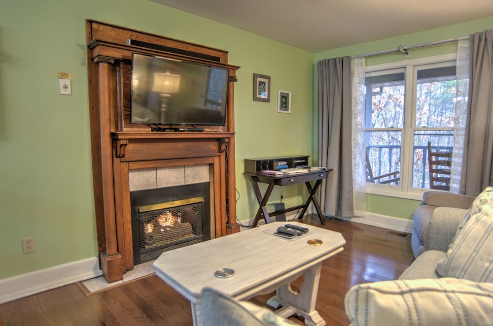 Romantic Cottage, 1 King Bed with Sofa bed, Non Smoking, Jetted Tub photo 2