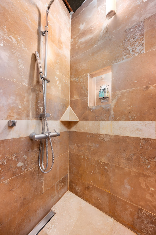 Royal Queen Suite - Photo 12