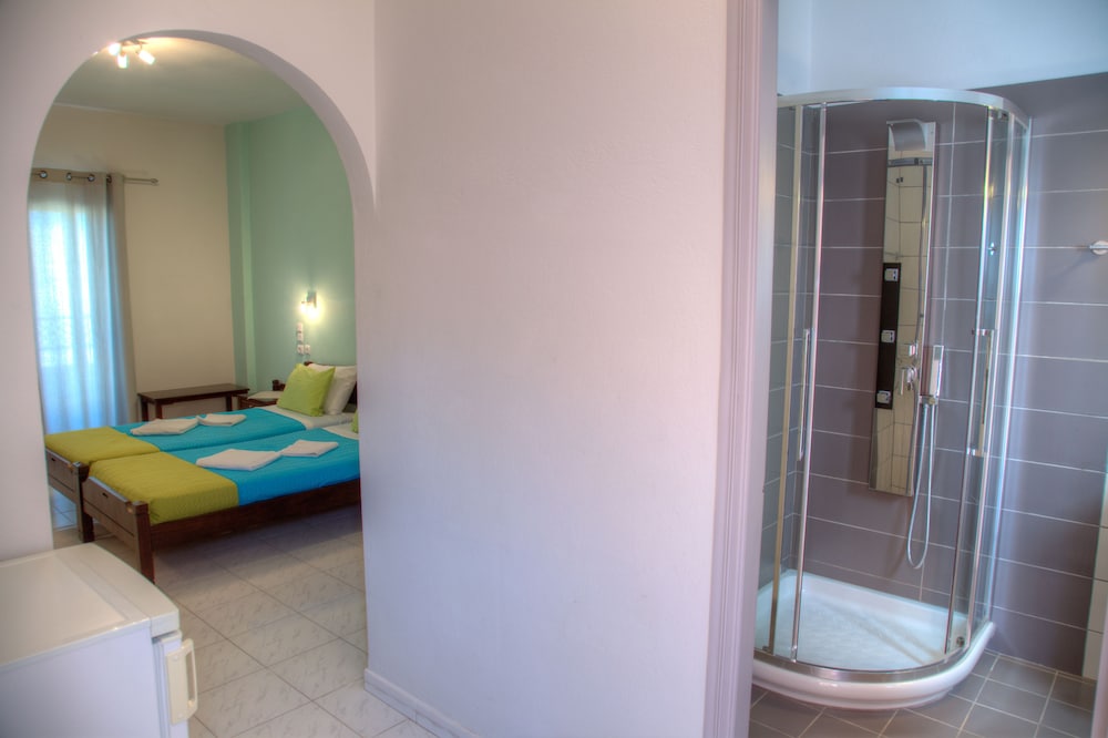 Basic Twin Room, 2 Twin Beds photo 1