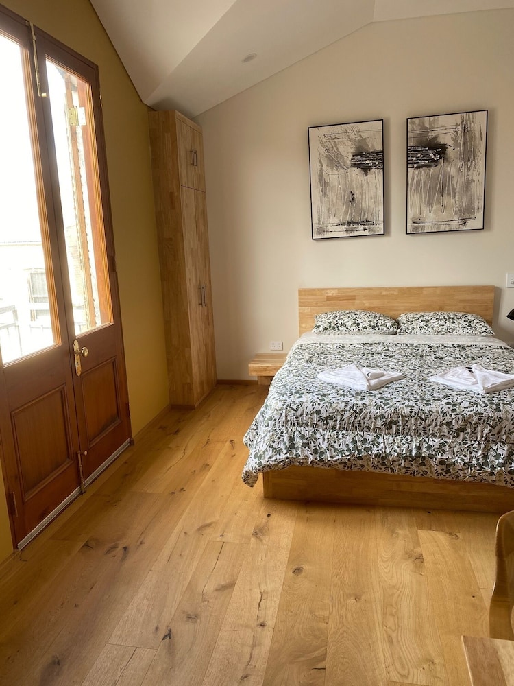 Gallery Studio, 1 Queen Bed, Courtyard View