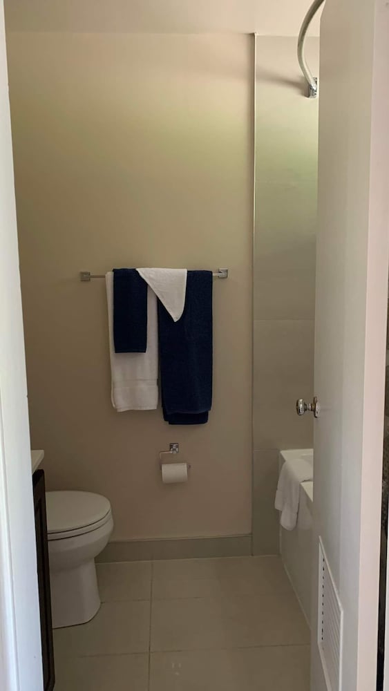 Basic Room, Multiple Beds, Non Smoking photo 3