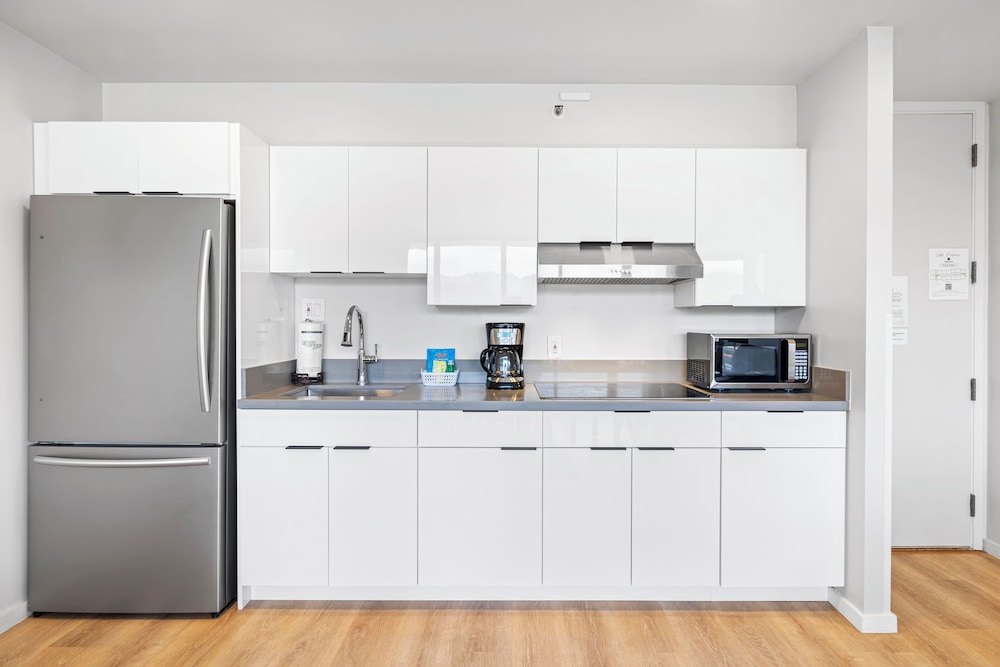 High Floor Mountain View Condo with 2 Beds and Parking: Condo, 1 Bedroom, Mountain View (0148) photo