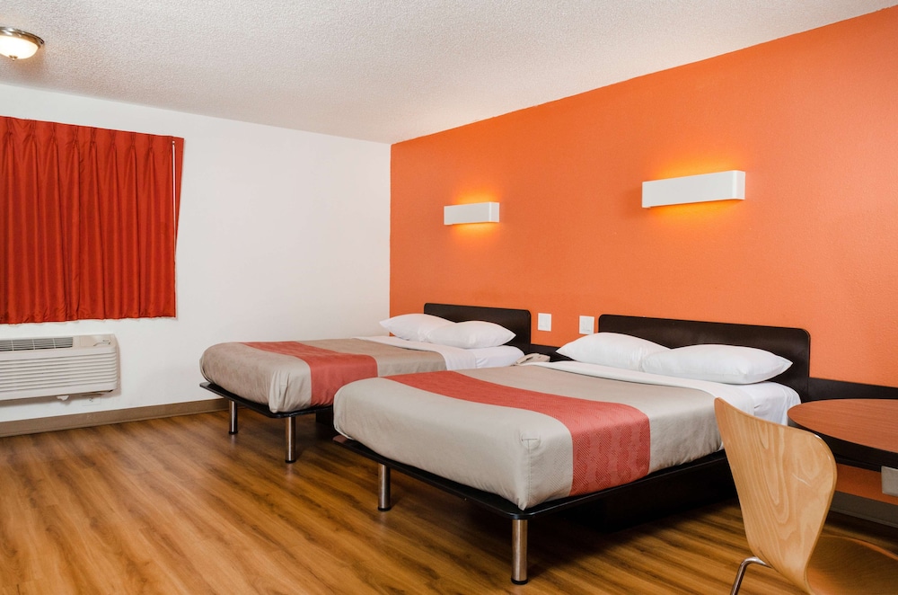 Standard Room, 2 Queen Beds, Non Smoking - Photo 4