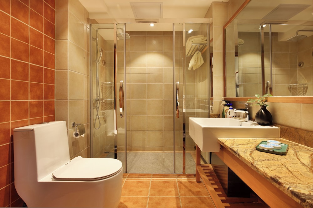 Panoramic Suite, 1 Queen Bed, Non Smoking, Hill View photo 3