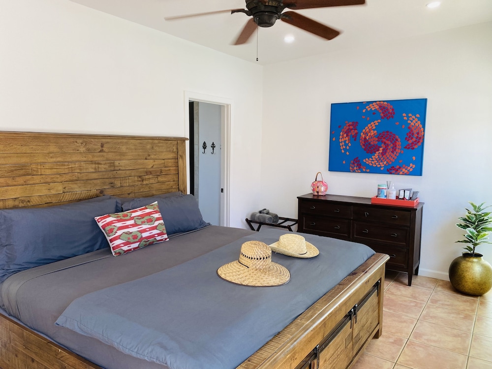 Premium Studio, 1 King Bed, Hot Tub, Courtyard Area