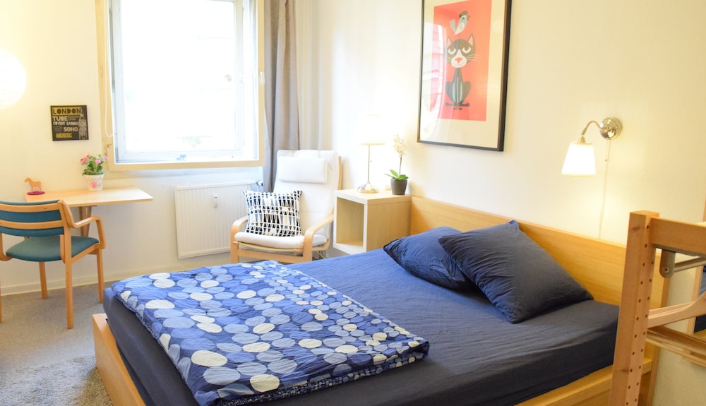City Single Room, 1 Queen Bed, Shared Bathroom photo 2