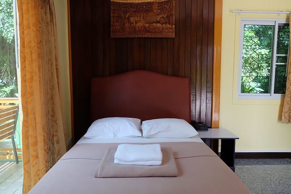 Deluxe King Room with Bathtub photo 3