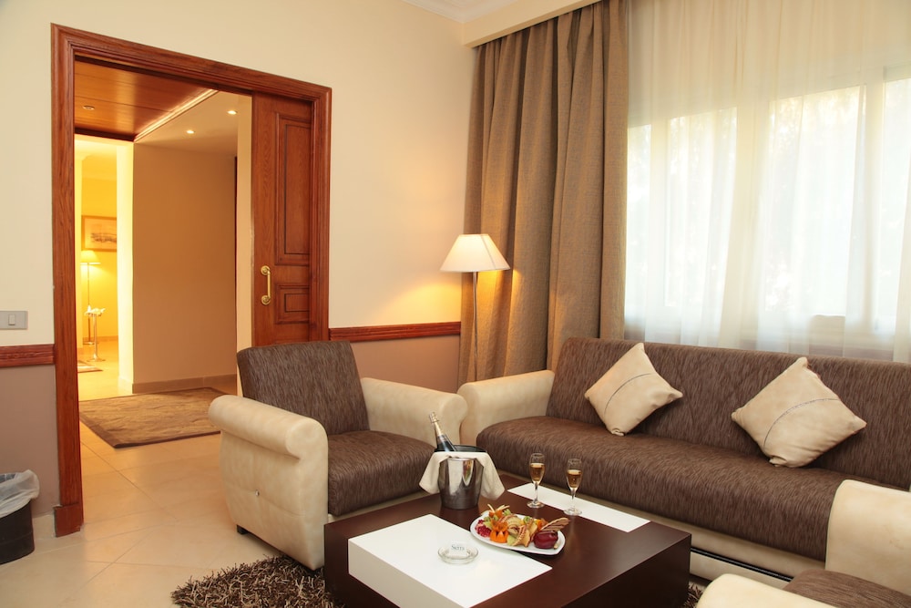 Suite, Pool View - Photo 2