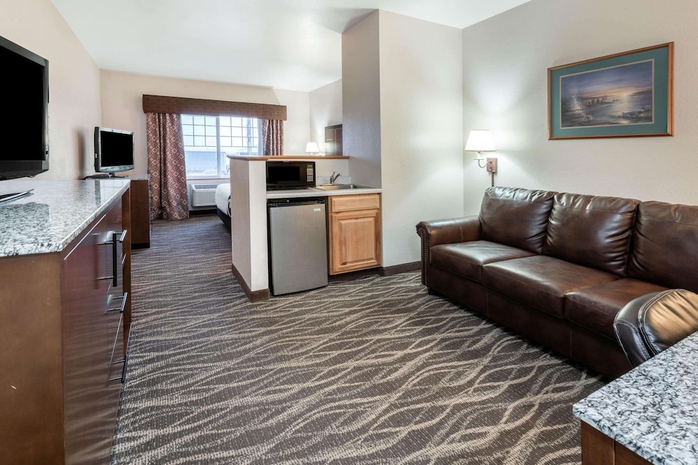 Suite, 1 King Bed - Photo 2