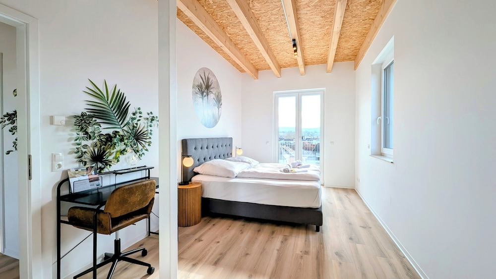 Luxury Penthouse, 3 Bedrooms, 2 Bathrooms, City View photo 2