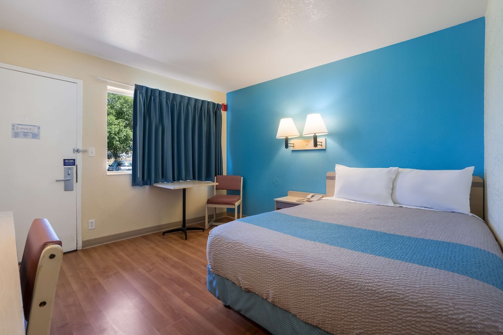 Deluxe Room, 1 Queen Bed, Non Smoking, Refrigerator & Microwave photo 1